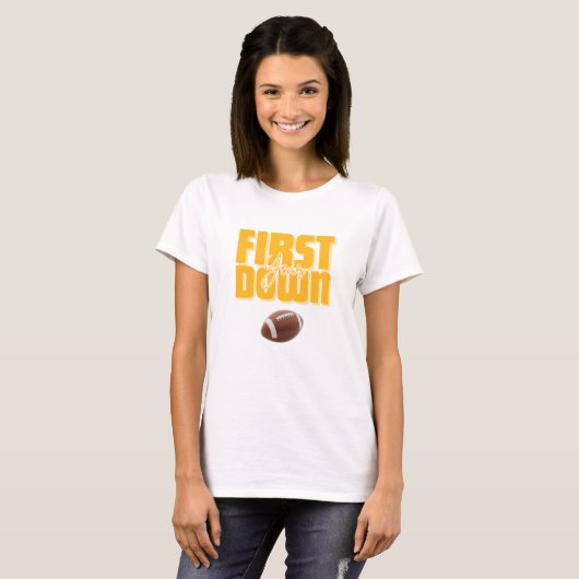 Mommy's First Year Down Football Text Yellow Tシャツ (正面フル)