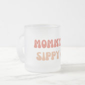 Mommy's Sippy Cup – 新しいおもしろいママのためのワインラベル フロストグラスマグカップ (正面左)