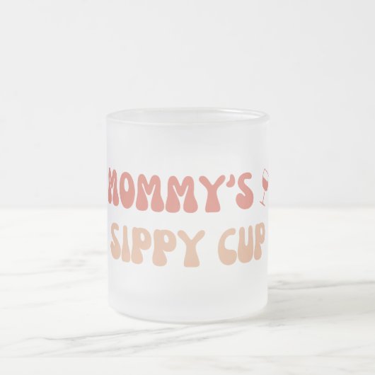 Mommy's Sippy Cup – 新しいおもしろいママのためのワインラベル フロストグラスマグカップ (中央)