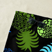 Momonaのハワイの熱帯パイナップル- Turq-の黒 ビーチタオル (インサイチュ)