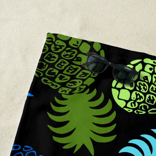 Momonaのハワイの熱帯パイナップル- Turq-の黒 ビーチタオル (インサイチュ)