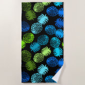 Momonaのハワイの熱帯パイナップル- Turq-の黒 ビーチタオル (正面)