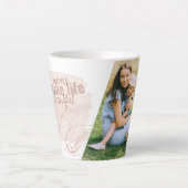 Moms Make Life Beautiful Family Photo抽象芸術 カフェラテマグ (正面)