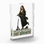 Mona Lisa on the phone riding a kick scooter フォトブロック (左)