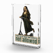 Mona Lisa on the phone  riding a kick scooter フォトブロック (右)
