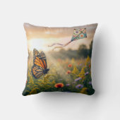 Monarch Butterfly Flying a Kite クッション (裏面)