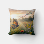 Monarch Butterfly Flying a Kite クッション (正面)