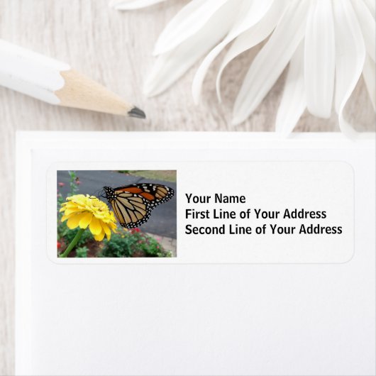 Monarch Butterfly on Yellow Zinnia ラベル (インサイチュ)