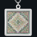 Monetのネックレス シルバープレートネックレス<br><div class="desc">絵画的な一見を作成する花の生地を使用してオリジナルのキルトのデザイン。</div>