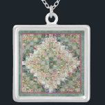 Monetのネックレス シルバープレートネックレス<br><div class="desc">絵画的な一見を作成する花の生地を使用してオリジナルのキルトのデザイン。</div>