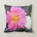 Monetの庭の花- 1 クッション<br><div class="desc">枕の緑の群葉によって囲まれるピンクおよび白い花。</div>