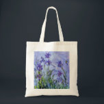Monetの薄紫のアイリストートバック トートバッグ<br><div class="desc">Monetの薄紫のアイリストートバック。 1917年からのキャンバスの油絵。 Monetは彼のキャリア中のアイリスを絵を描きました、これは彼の最終的なアイリス絵画の1つおよび彼のほとんどのたたりの確かに1です。 仕事は重く印象主義であり、暗い紫色のアイリスはほとんど深緑色の群葉の上の水で浮かぶようです上の空は静かに青および紫色です。 クロード・モネ、印象主義、アイリス絵画およびフランスのな芸術のファンのための美しいギフト。</div>