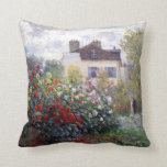 Monetを持つダリアのカラフルな庭 クッション<br><div class="desc">フランスのな印象主義ペインターのクロード・モネc. 1873年、家の美しい花園は背景で多彩なダリアの庭および彼および彼の妻示しているダリアが付いている庭のコーナーを呼びました。</div>
