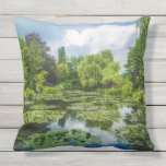 Monet - Givernyの庭 アウトドアクッション<br><div class="desc">知られている最も有名でフランスのな印象主義の芸術家のクロード・モネ者。 彼の美しい景色、スイレンはおよび当然日本のな橋永久に住んでいます。</div>