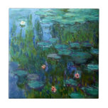 Monet Nympheasのスイレンのタイル タイル<br><div class="desc">Monet Nympheasのスイレンのタイル。 キャンバス1915年の油絵。 彼の生命の最後の30年のために、MonetはGivernyで彼のユリの池を絵を描きました。 Nympheasは金持ちと緑の彼のベストの1つをおよび最愛の仕事およびいろいろな使用表します。 Monet、印象主義、スイレンおよびフランスのな芸術のファンのための素晴らしいギフト。</div>