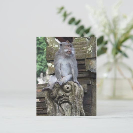 Monkey sitting at a statue in Bali ポストカード (スタンド正面)
