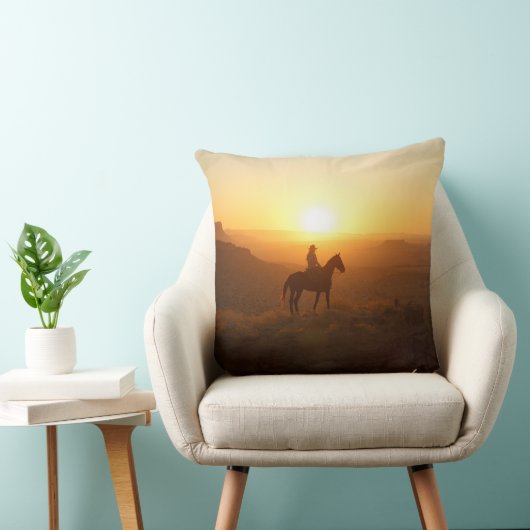 Monochromatic Golden Hour Cowboy Silhouette Desert クッション (椅子)