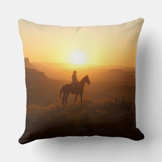 Monochromatic Golden Hour Cowboy Silhouette Desert クッション (裏面)