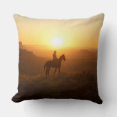 Monochromatic Golden Hour Cowboy Silhouette Desert クッション (正面)