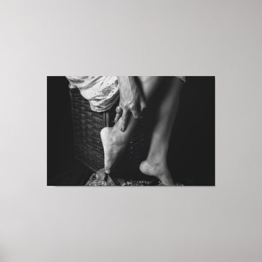 Monochrome Grace: An Artistic Study キャンバスプリント (正面)