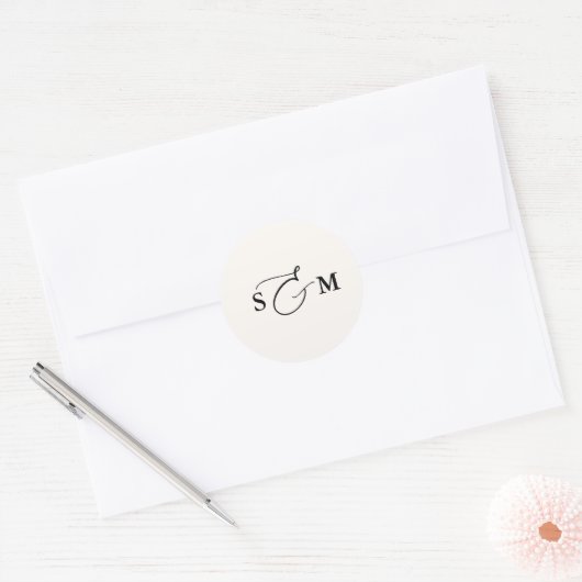 Monogram Ampersand Script Ivory Wedding ラウンドシール (封筒)
