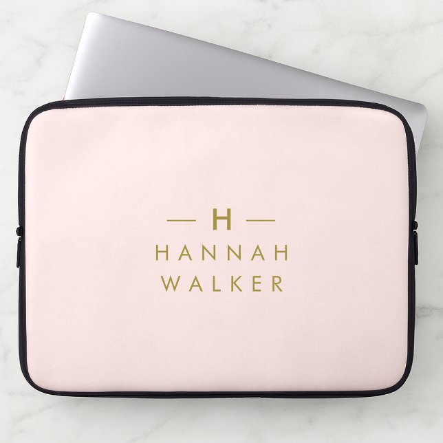 Monogram Blush Pink | Elegant Gold Minimalist ラップトップスリーブ (クリエイターアップロード済み)