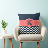 Monogram Chevron in Navy/Coral装飾用クッション クッション (椅子)
