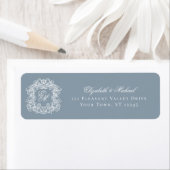 Monogram Crest Dusty Blue Wedding Return Address ラベル (インサイチュ)