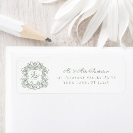 Monogram Crest Sage Green Wedding Return Address ラベル (インサイチュ)