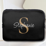 Monogram Elegant Script Name Black Gold ラップトップスリーブ<br><div class="desc">This personalized laptop sleeve features elegant script typography and a gold monogram. It is easily customizable.</div>