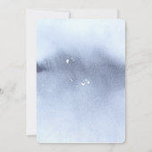 Monogram Initial Crest Dusty Blue Floral Wedding 招待状 (裏面)