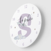 Monogram Lavender Baby Initial Name Nursery Wall ラージ壁時計 (傾斜)