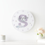 Monogram Lavender Baby Initial Name Nursery Wall ラージ壁時計 (ホーム)