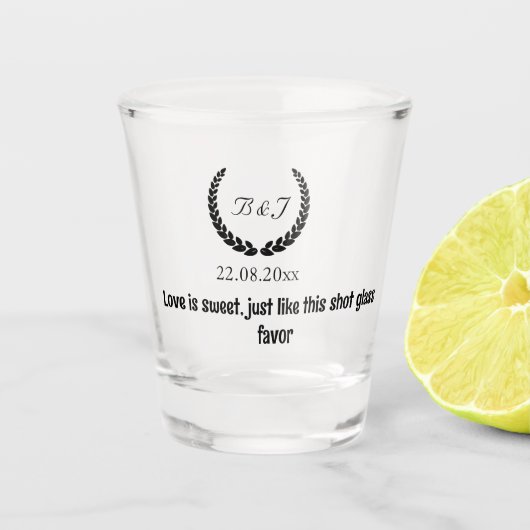 Monogram Loveは甘い、ゲストのための結婚式の引き出物 ショットグラス (正面)