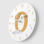 Monogram Mustard Baby Initial Name Nursery Wall ラージ壁時計 (傾斜)
