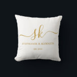 Monogram Newlyweds金ゴールド結婚スクリプトの贈り物 クッション<br><div class="desc">新郎新婦シンプルモノグラムと名前と日付を付けたこのと美しい枕をパーソナライズ新しい結婚人のための優れた贈り物の一つのために結婚す。特別な日を思い出す保こユニークの酒を喜ばせるだろう。記念日や特別な機会に最適なギフト。簡単カスタマイズ。今日は手に入れろ！</div>
