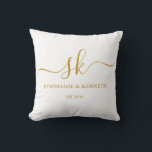Monogram Newlyweds金ゴールド結婚スクリプトの贈り物 クッション<br><div class="desc">新郎新婦シンプルモノグラムと名前と日付を付けたこのと美しい枕をパーソナライズ新しい結婚人のための優れた贈り物の一つのために結婚す。特別な日を思い出す保こユニークの酒を喜ばせるだろう。記念日や特別な機会に最適なギフト。簡単カスタマイズ。今日は手に入れろ！</div>