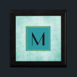 Monogram on Mint Greenヴィンテージ紙テクスチャ ギフトボックス<br><div class="desc">柔らファッションドかなミントの緑の背景に色あせた手書きの古いヴィンテージ紙。古い世界の魅力と素晴らしいみすぼらしいスタイルの質感。モノグラムフレームは、ティール（緑がかった色）色の正方形のボックスで金ゴールドの二重表示。内部のフォントシックでトレンディーブラックフォント。好みのイニシャルでモノグラムをパーソナライズ。</div>