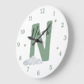 Monogram Sage Baby Initial Name Nursery Wall Clock ラージ壁時計 (傾斜)