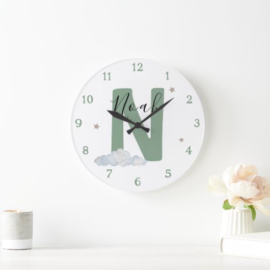 Monogram Sage Baby Initial Name Nursery Wall Clock ラージ壁時計 (ホーム)