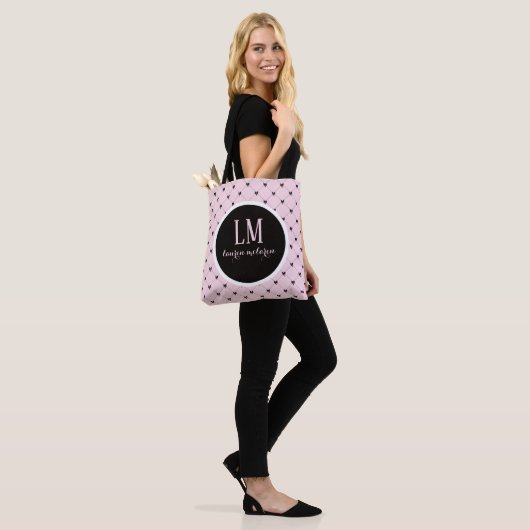 Monogram Script Bow Tote Bag – Pink & Black トートバッグ (モデル)
