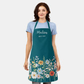 Monogram Watercolor Wild Flowers Floral Cooking エプロン (着用した状態)