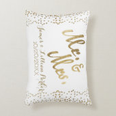 Monogram Weddingフェイクな金ゴールドの氏および夫人 アクセントクッション (正面(垂直))