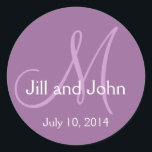 Monogram Wedding日付を保存するステッカー紫 ラウンドシール<br><div class="desc">Monogram Wedding Save the Date Stickers by Elke Clarke ©2009その他のデザインはwhitewhimsicalweddings.comとwhitewhimsicalweddings.blogspot.comで入手できる。</div>