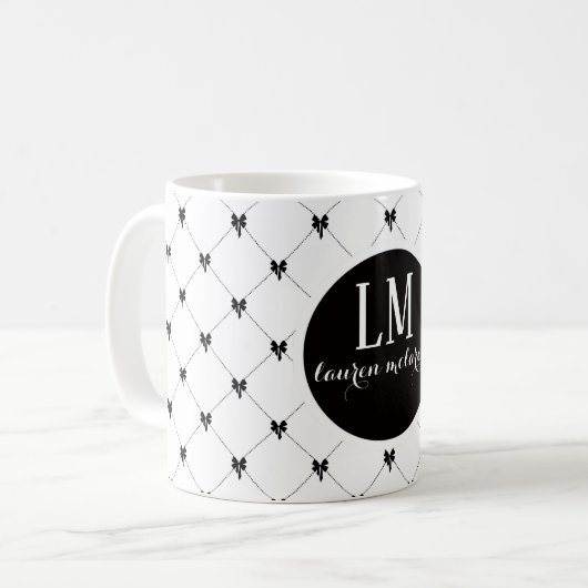Monogram White & Black Bow Script コーヒーマグカップ (正面左)