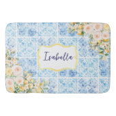 Monogrammed Blue Mediterranean Tiles Flower Lemon バスマット (正面)