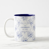 Monogrammed Classic Blue Flowers Floral Pattern ツートーンマグカップ (左)