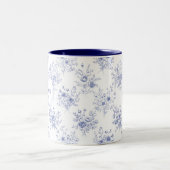 Monogrammed Classic Blue Flowers Floral Pattern ツートーンマグカップ (中央)