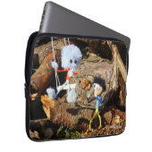 Monster Fubby op schommel. ラップトップスリーブ (正面右)