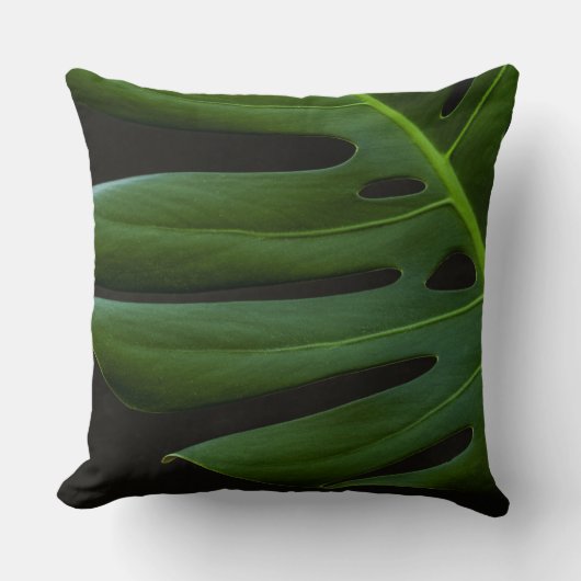 Monstera Leaf up close and personal クッション (正面)